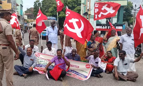 ஆரல்வாய்மொழியில் கம்யூனிஸ்டு கட்சியினர் மறியல்