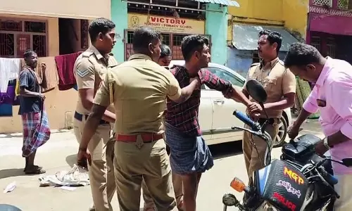 பெரியகுளத்தில் பள்ளியில் புகுந்து ஆசிரியைகளை பிளேடால் கிழித்த வாலிபர்