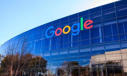 குறுக்கு வழியில் முதலிடம் பிடிக்க கூகுள் 10 பில்லியன் டாலர் செலவிடுவதாக குற்றச்சாட்டு