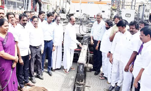 தமிழகத்தில் முதன்முறையாக திருவண்ணாமலை மாட வீதியில் நவீன எந்திரம் மூலம் சிமெண்டு சாலை