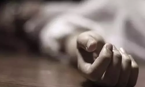 தடுப்பு சுவர் மீது மோட்டார் சைக்கிள் மோதி வாலிபர் பலி