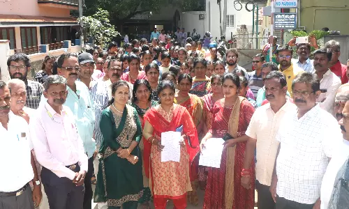 ரத்தினபுரி போலீஸ்நிலையத்தில் பொதுமக்கள் முற்றுகை