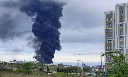 ரஷியாவின் கிரீமியாவில் உள்ள கப்பல் கட்டும் தளம் மீது உக்ரைன் ஏவுகணை தாக்குதல்