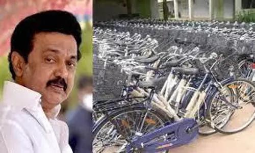 ஆலப்பட்டி அரசு மேல்நிலைப்பள்ளியில் மாணவ, மாணவிகளுக்கு இலவச சைக்கிள்கள்