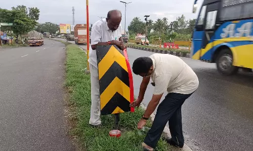 நெடுஞ்சாலையில்  ரிப்லக்ட்டர் ஸ்டிக்கர்  ஒட்டும் பணி செய்த  ஆர்.டி.ஓ