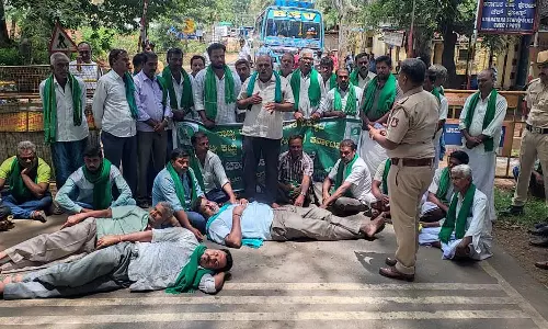 புளிஞ்சூர் சோதனை சாவடியை முற்றுகையிட்ட கர்நாடக விவசாயிகள் கைது