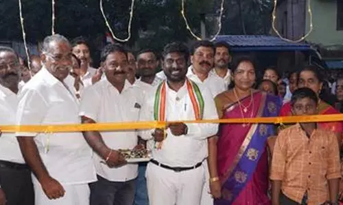 புதியதாக கட்டப்பட்ட பயணிகள் நிழற்குடை- விஜய் வசந்த் எம்.பி. திறந்து வைத்தார்