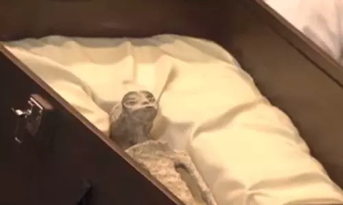 1000 ஆண்டு பழமையான ஏலியன் சடலங்களை காட்சிப்படுத்திய மெக்சிகோ அரசு