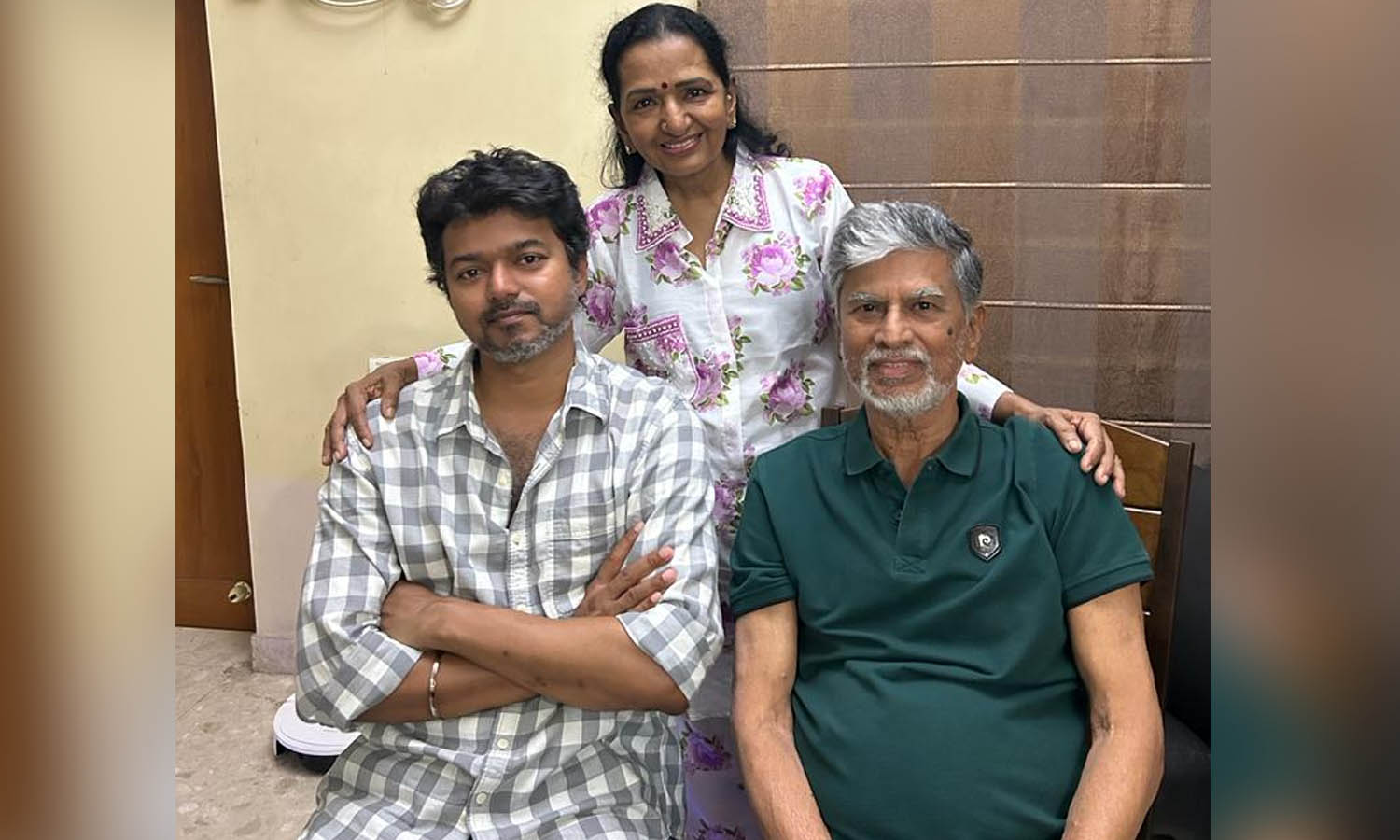 உறவும், பாசமும் மனித மனத்தின் மாமருந்து.. பெற்றோரை சந்தித்த விஜய்