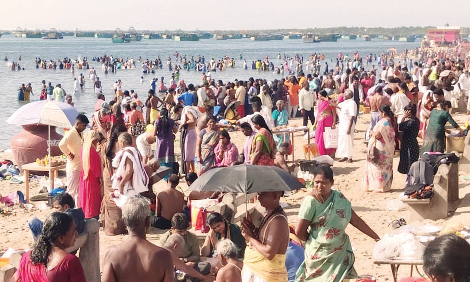 சர்வ அமாவாசையை முன்னிட்டு ராமேசுவரம் அக்னி தீர்த்த கடலில் புனித நீராடி பக்தர்கள் வழிபாடு