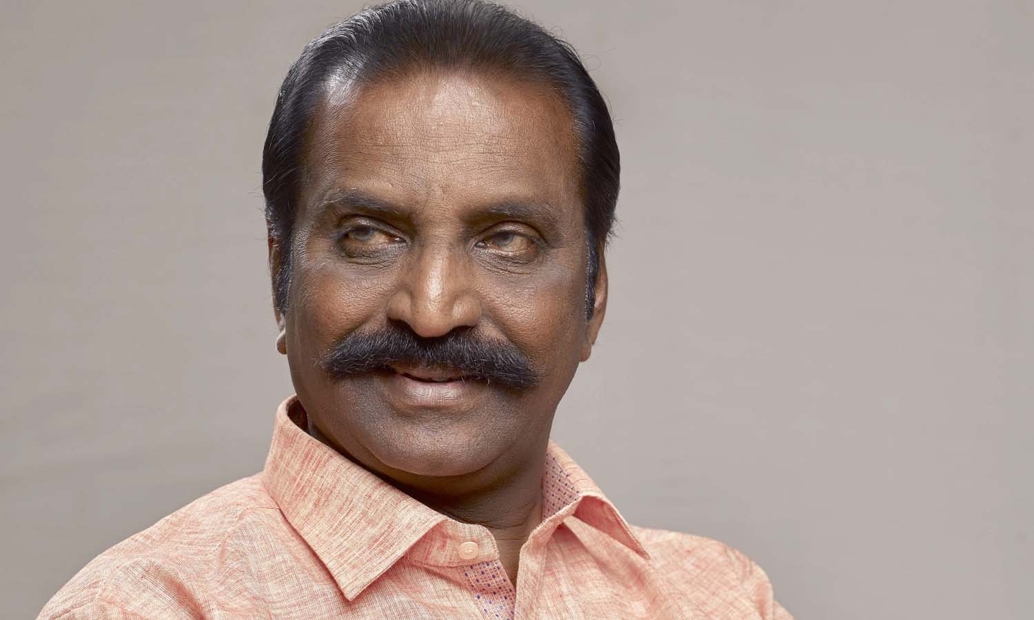 ஆட்டோ ஓட்டுநரை வீட்டுக்கழைத்துப் பாராட்டிய வைரமுத்து.. ஏன் தெரியுமா?