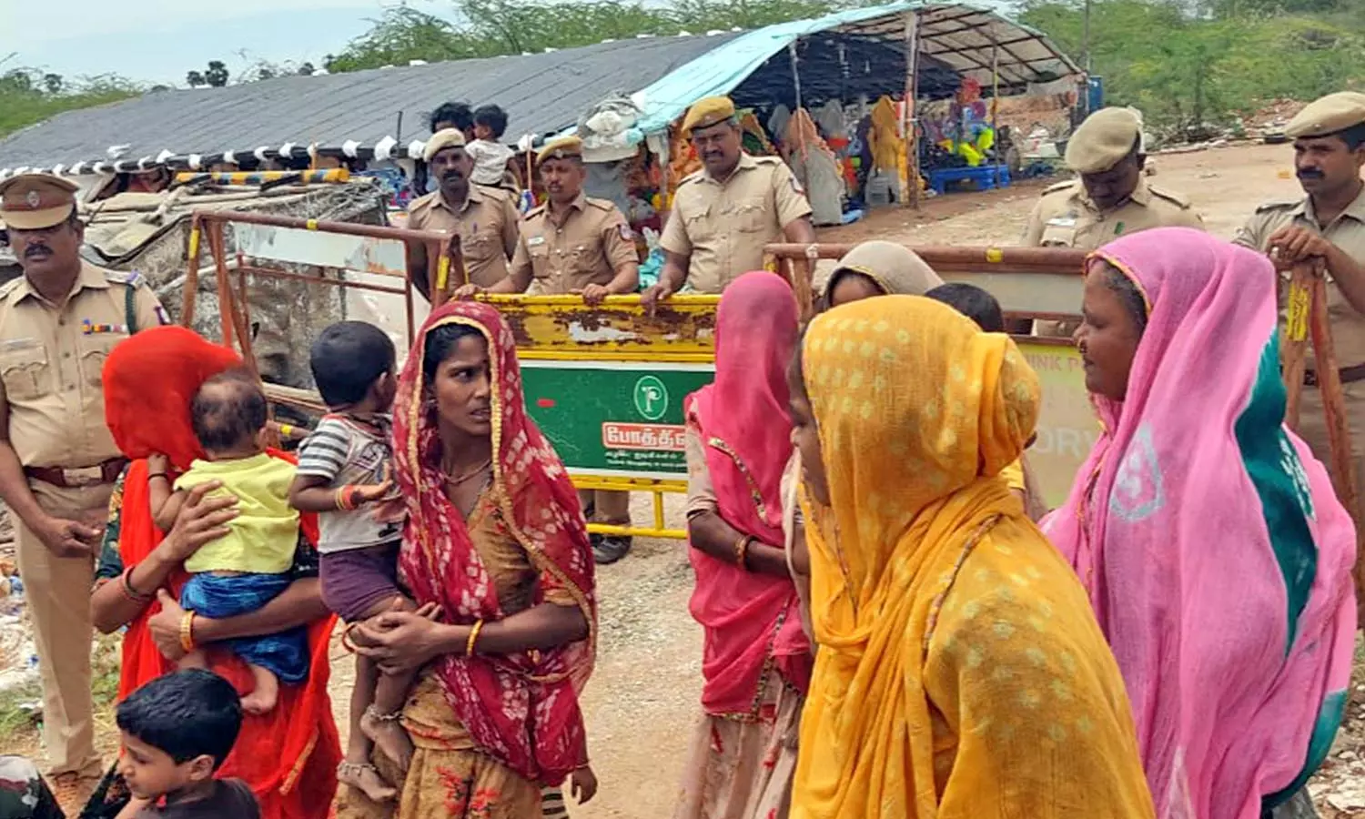 விநாயகர் சதுர்த்தி விழா- பாளை தாசில்தார் முன்னிலையில் இந்து அமைப்பினருடன் ஆலோசனை கூட்டம் விநாயகர் சதுர்த்தி விழா- பாளை தாசில்தார் முன்னிலையில் இந்து அமைப்பினருடன் ஆலோசனை கூட்டம்