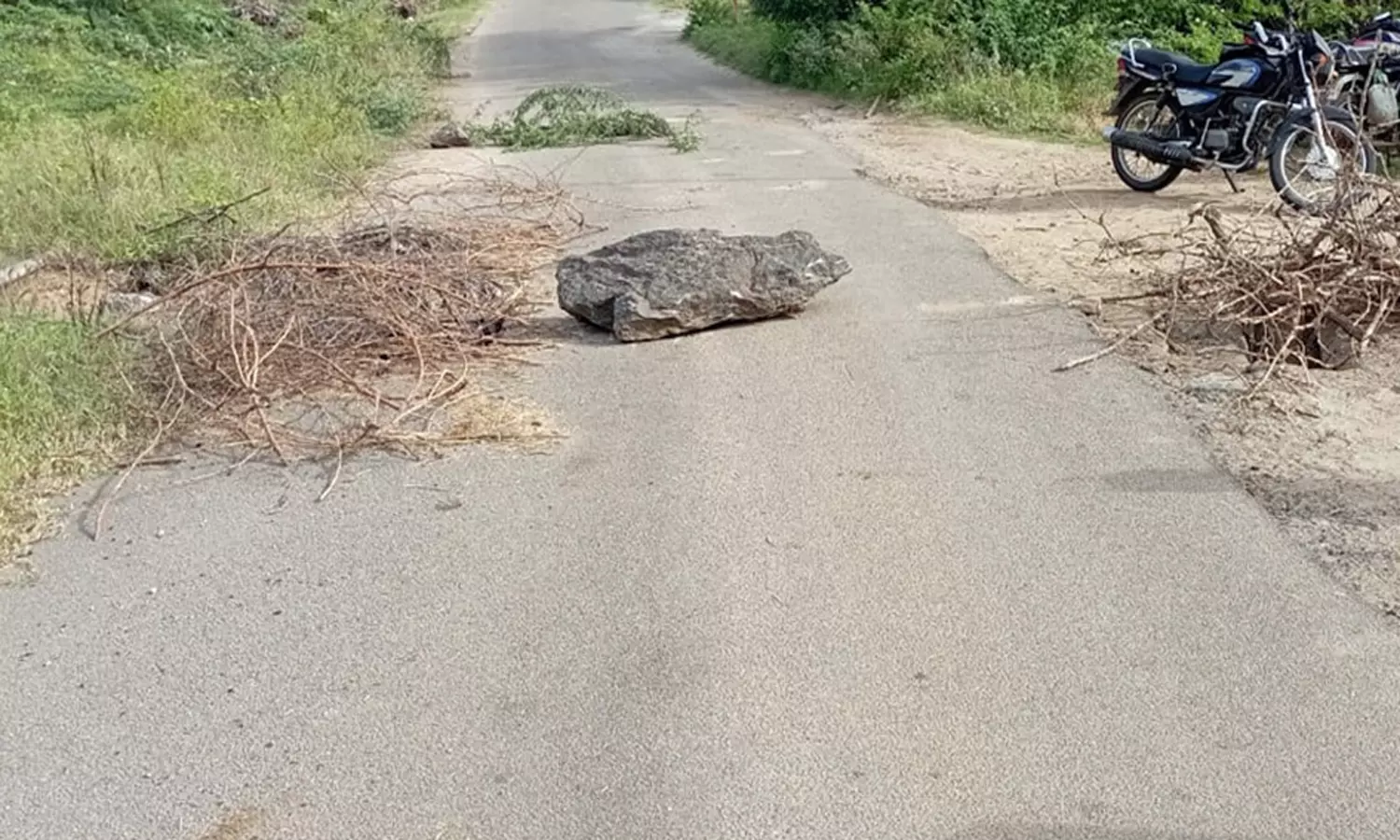 ரோட்டின் நடுவில் குழி