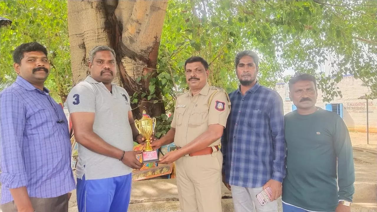 சென்னையில் சிறப்பாக பணியாற்றிய முன்னாள் ராணுவ வீரருக்கு பரிசு கோப்பை சென்னையில் சிறப்பாக பணியாற்றிய முன்னாள் ராணுவ வீரருக்கு பரிசு கோப்பை