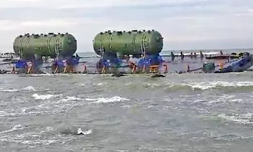 கூடங்குளத்தில் தரை தட்டிய மிதவை கப்பலை மீட்க இலங்கையில் இருந்து இழுவை கப்பல் இன்று வருகை