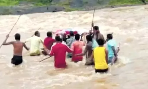 கடும் மழையால் ஆற்றில் வெள்ளப்பெருக்கு: இறந்த சிறுமியின் உடலை 3 நாட்களாக அடக்கம் செய்ய முடியாமல் தவிப்பு