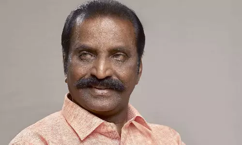 ஆட்டோ ஓட்டுநரை வீட்டுக்கு அழைத்து பாராட்டிய வைரமுத்து.. ஏன் தெரியுமா?