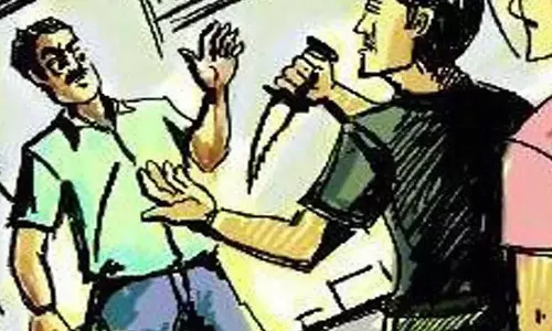 வாலிபரிடம் ரூ.9¼ லட்சம் பறிப்பு: கத்திமுனையில் மர்ம நபர்கள் துணிகரம்