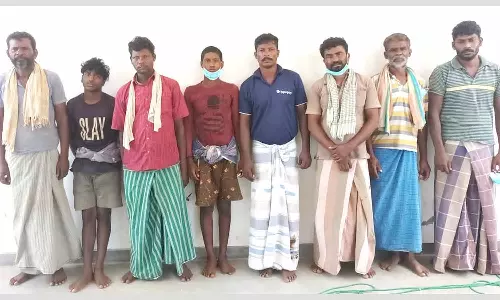 எல்லை தாண்டி வந்ததாக கூறி ஒரே நாளில் ராமேசுவரம் மீனவர்கள் உள்பட 17 பேர் 3 படகுடன் சிறைப்பிடிப்பு