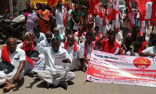 இந்திய கம்யூனிஸ்ட் கட்சியினர் மறியல் போராட்டம்