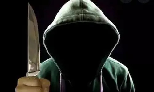 கத்தியை காட்டி மிரட்டி பணம் பறிப்பு