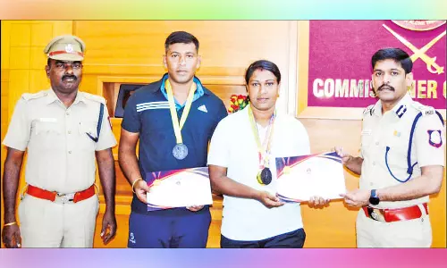 மாநில அளவிலான போட்டியில் பதக்கம் வென்ற ஆயுதப்படை போலீசாருக்கு வெகுமதி - மாநகர போலீஸ் கமிஷனர் வழங்கினார்