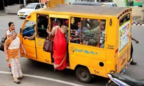 சாலைகளைஆக்கிரமித்து நிறுத்தப்படும்  ஷேர் ஆட்டோக்கள்