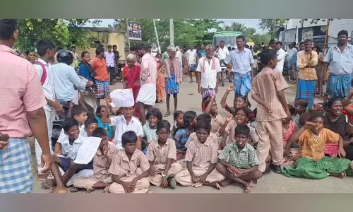 பள்ளி மாணவ-மாணவிகள் சாலை மறியல் போராட்டம்
