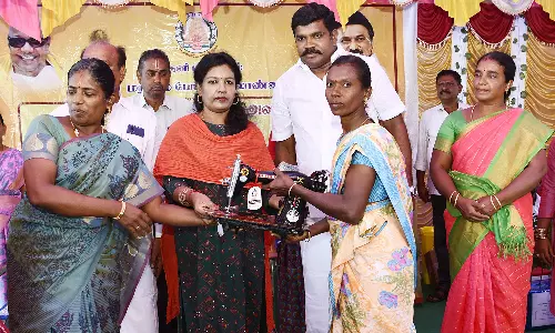 தேனி :1061 பயனாளிகளுக்கு ரூ.7 கோடி மதிப்பில் நலத்திட்ட உதவிகள்- கலெக்டர்  வழங்கினார்