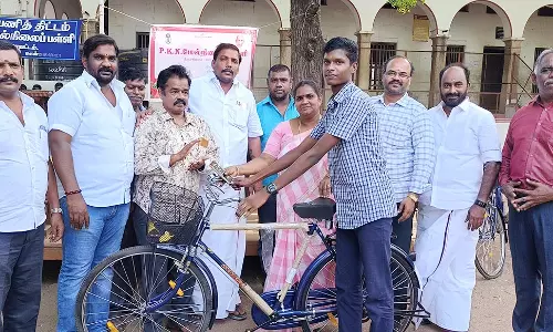 மாணவர்களுக்கு விலையில்லா சைக்கிள்