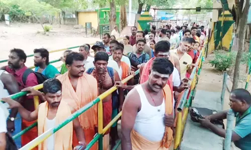சதுரகிரியில் ஆயிரக்கணக்கான பக்தர்கள் மலையேறி சாமி தரிசனம்