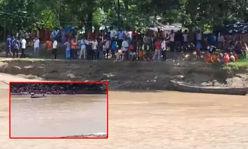பீகாரில் பள்ளிக் குழந்தைகள் சென்ற படகு கவிழ்ந்து விபத்து: 10 குழந்தைகளின் கதி என்ன?