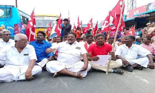 கடலூர் அருகே இந்திய கம்யூனிஸ்டு கட்சியினர் சாலை மறியல்:பெண்கள் உள்பட 160 பேர் கைது