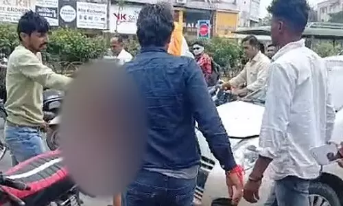 மாணவிக்கு பாலியல் தொல்லை: நீட் பயிற்சி மைய ஆசிரியர் நிர்வாணப்படுத்தி ஊர்வலம்