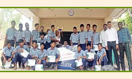 கால்பந்து போட்டியில் வென்ற காயல்பட்டினம் பள்ளி அணிக்கு பாராட்டு விழா