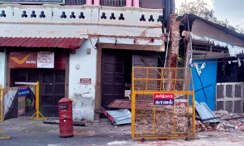 பேட்டையில் தாறுமாறாக ஓடிய தனியார் பஸ் சுவரில் மோதிய விபத்தில் காயம் அடைந்த 10 பேருக்கு தீவிர சிகிச்சை