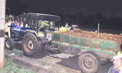 மேட்டுப்பாளையம் பவானி ஆற்றில் கழிவுகளை கொட்ட வந்த டிராக்டர்