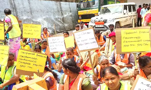 கூடலூர் நகராட்சி அலுவலகம் முன்பு தூய்மைப்பணியாளா்கள் போராட்டம்