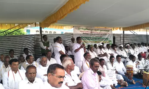 தேயிலை விவசாயிகள் போராட்டத்தில் பங்கேற்ற அ.தி.மு.க. எம்.எல்.ஏ.