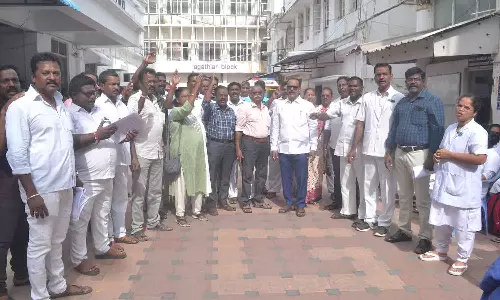 சுகாதாரத்துறை ஊழியர்கள் 2 மணிநேர வெளிநடப்பு போராட்டம்