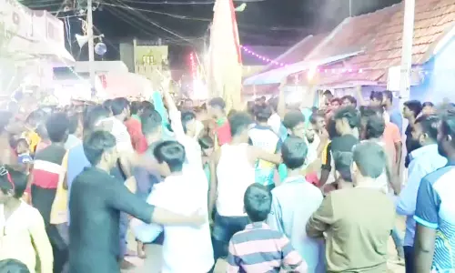 இரு தரப்பினர் மோதலால் கோவில் திருவிழா பாதியில் நிறுத்தம்