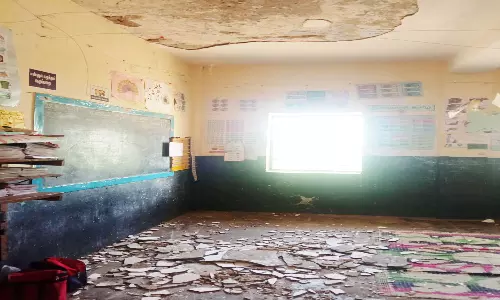 வகுப்பறையில் சிமெண்டு பெயர்ந்து விழுந்ததால் பரபரப்பு