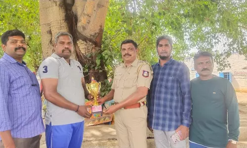 சென்னையில் சிறப்பாக பணியாற்றிய முன்னாள் ராணுவ வீரருக்கு பரிசு கோப்பை