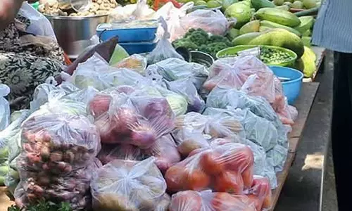 கோயம்பேடு மார்க்கெட்டில் கடைகளில் பிளாஸ்டிக் பைகளை பறிமுதல் செய்த அதிகாரிகள்