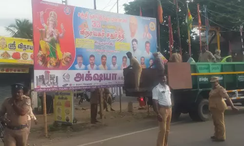 அனுமதியின்றி வைக்கப்பட்டிருந்த பேனர்கள் அகற்றம்