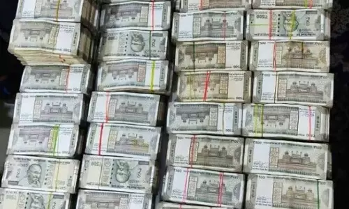 கைதான ரெயில்வே அதிகாரி வீடுகளில் கட்டுக்கட்டாக பணம் சிக்கியது- ரூ.2.61 கோடியை சி.பி.ஐ. மீட்டது