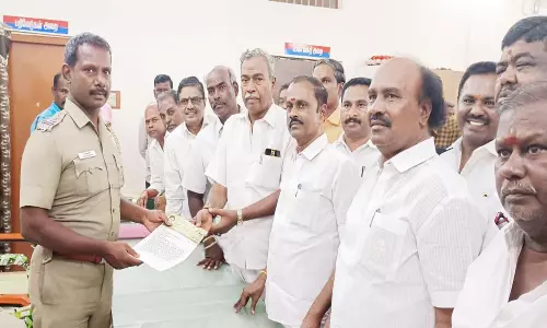 ஒ.பி.எஸ். அணியினர் அ.தி.மு.க. கொடி சின்னம் பயன்படுத்த கூடாது