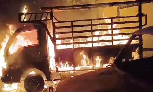 அ.தி.மு.க. முன்னாள் எம்.எல்.ஏ. கார், வாகனம் தீ வைத்து எரிப்பு: பதட்டம் நிலவுவதால் போலீசார் குவிப்பு