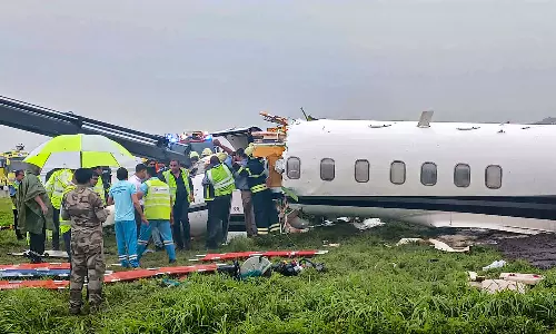 ஓடுபாதையில் சறுக்கி பாதியாக உடைந்த ஜெட் விமானம் - மும்பை விமான நிலையத்தில் பரபரப்பு!