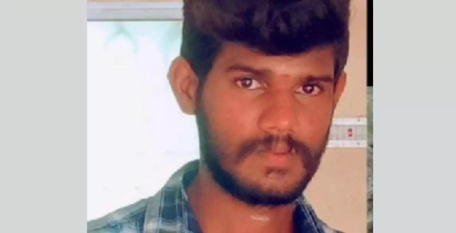 பைக் மீது அரசு பஸ் மோதல்- காதலி கண்முன் வாலிபர் பலி பைக் மீது அரசு பஸ் மோதல்- காதலி கண்முன் வாலிபர் பலி